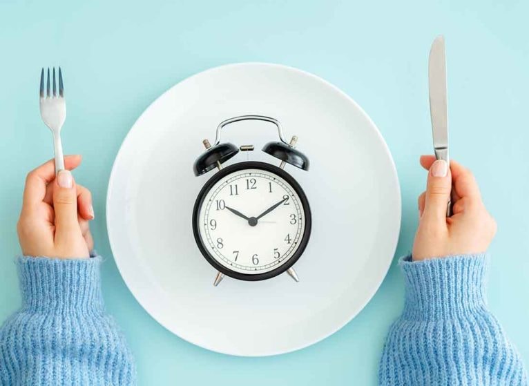 An illustration of a plate with a clock that depicts intermittent fasting.